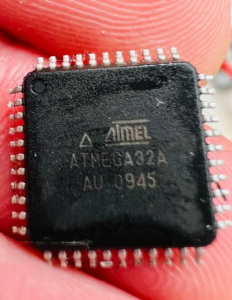 IC ATmega32A 소프트웨어를 깨는 것은 ATmega32A 마이크로컨트롤러의 플래시 메모리와 EEPROM 메모리에 저장된 보안되고 암호화된 펌웨어를 크래킹하거나 디코딩하는 것을 포함합니다. 많은 최신 마이크로프로세서와 마찬가지로 ATmega32A MCU는 프로그램, 바이너리 및 소스 코드에 대한 무단 액세스를 방지하기 위한 보호 조치로 설계되었습니다. 이 소프트웨어의 잠금을 해제하고 복원하기 위해 종종 역엔지니어링 기술이 사용됩니다.