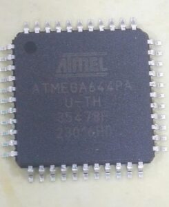 Beim Reverse Engineering der Firmware des Mikrocontrollers ATmega644PA geht es um das Dekodieren und Analysieren der eingebetteten Firmware, die in seinem Flash-Speicherprogramm gespeichert ist. Ingenieure versuchen häufig, den Quellcode dieses Mikrocontrollers zu Test-, Replikations- oder Fehlerbehebungszwecken wiederherzustellen oder zu klonen. Der ATmega644PA, der für sein robustes Design in eingebetteten Systemen bekannt ist, speichert kritische Programmbefehle als Binärdaten im EEPROM und Flash-Speicher und gewährleistet so eine zuverlässige Funktionalität.