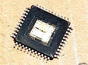 атака зашифрованная флэш-память микроконтроллера MICROCHIP PIC18F67K22 и память EEPROM могут помочь инженеру отключить защиту защитного микроконтроллера PIC18F67K22, а встроенная прошивка двоичного файла или шестнадцатеричных данных из исходного главного микропроцессора PIC18F67K22 будет разблокирована и извлечена;