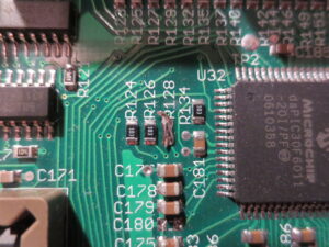 Hackear el microcontrolador de seguridad del microchip dsPIC30F6011, el sistema antimanipulación y extraer firmware en un archivo binario o datos hexadecimales del microprocesador de seguridad dsPIC30F6011 bloqueado, el microcontrolador cifrado dsPIC30F6011 y la ingeniería inversa requerirán el uso de una técnica de enfoque de haz de iones.