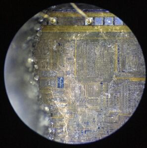 quebrar a memória flash do microcontrolador de proteção PIC18F43K20 é um processo para desabilitar / atacar o bit de fusível MCU PIC18F43K20 protegido por feixe de íons de foco e, em seguida, ler o firmware incorporado do microprocessador criptografado por microchip, memória flash PIC18F43K20 e memória eeprom no formato de código-fonte heximal ou dados de arquivo binário;